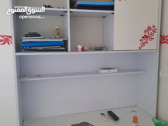 بيع غرفة نوم مع الماطلة و مكتب أنيق باللونين الأبيض و الأحمر الثمن جد معقول