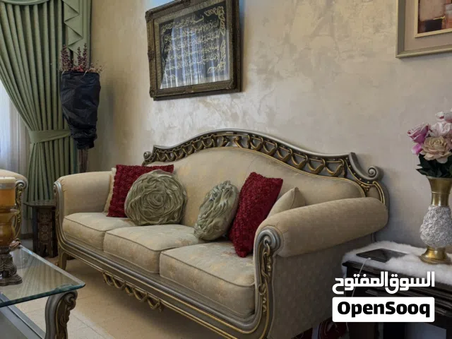 طقم كنب ضيوف 1 ثلاثية و 1 ثنائية و 2 مفردات وطاولة وسطية و2 جانبية مع طقم غرفة سفرة فخمم جدااااً