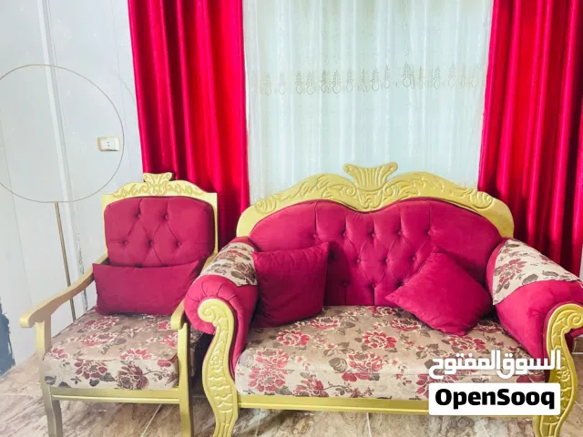 طقم كنب شبه وكاااااله 9 مقاعد خشب اصلي و اسفنج ضغط عااااالي ولا خدش استعمال بسيط  مكلف 780 دينار
