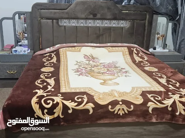 للبيع غرفه نوم ومجلس وخزانه احذيه شبه جديد وقابل للتفاوض