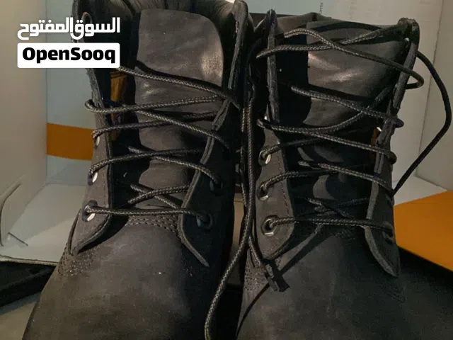 Timberland black boots (BARELY USED) in very good condition.