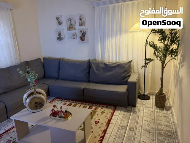 للبيع كورنر نضيف جدا 6امتار مع طاوله والتيب الام