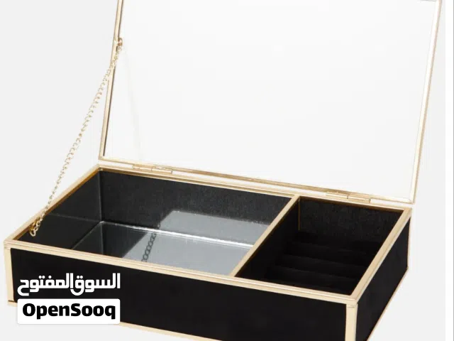 Boîte à bijoux en verre et miroir avec cadre métallique علبة مجوهرات زجاجية بإطار معدني