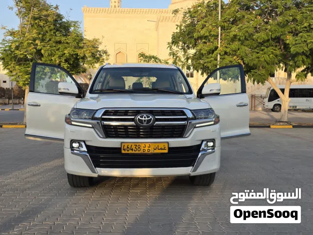 لاندكروزر جراند تورنج بدون حوادث ولاصبغ سيرفس وكاله مالك الاول فول أوبشن شاشات خلفية الداخليه جلد