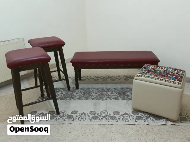 طقم بنشات من خشب الزان وجلد وبفه تطريز يدوي مع الجلد