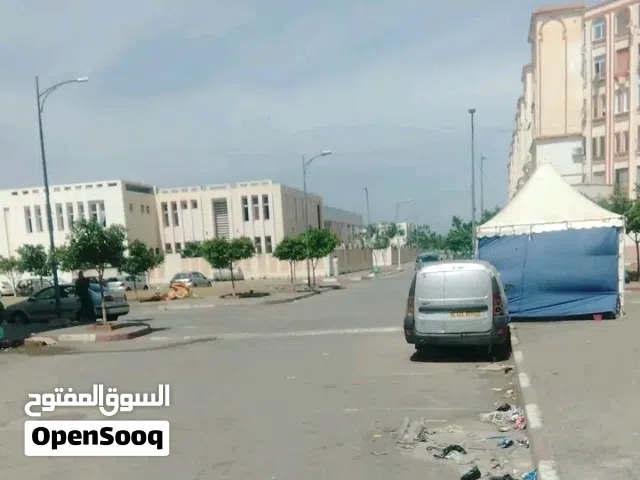 محل للبيع في صواشات حي 1540 مسكن بلدية رويبة  يحتوي على طابق علوي يصلح للتجارة و تخزين