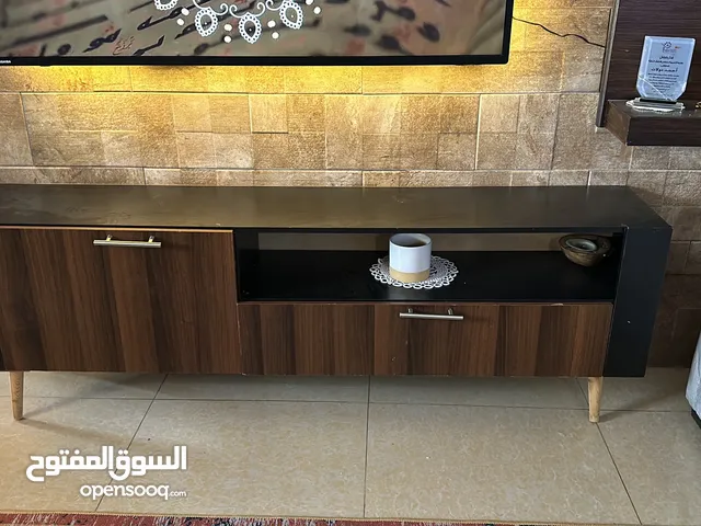 طاوله تلفزيون بحاله الوكاله