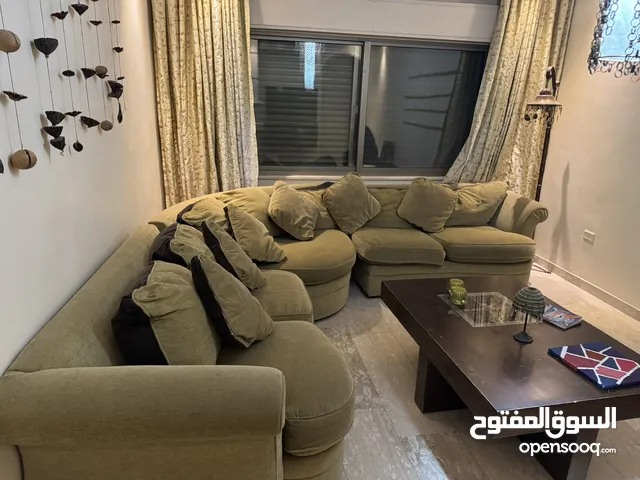 غرفه جلوس مع طاوله