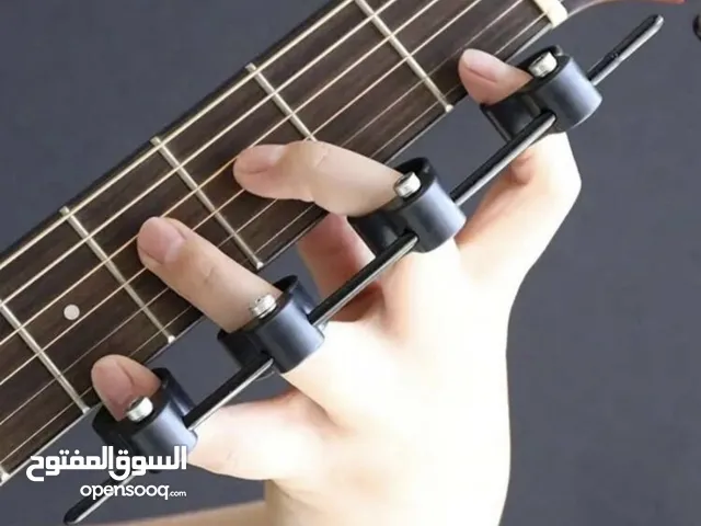 قطعة من أدوات تمرين الأصابع الموسيقية القابلة للتعديل، لممارسة العزف على الجيتار والبيانو