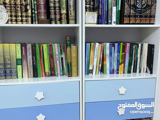 خزانه كتب مستعمل جيد للبيع ب سعر مغري