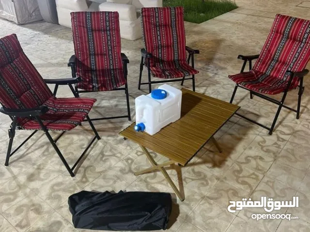 كراسي مع طاولة ومطارة