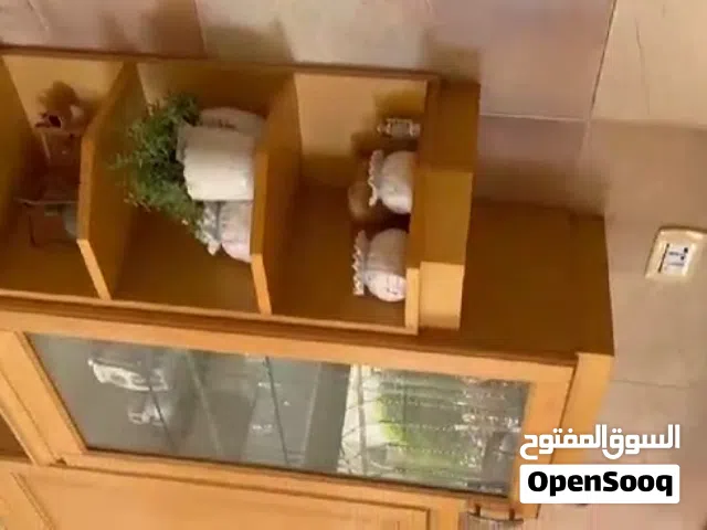 مطبخ خشب مايبل صلد أصلي بجودة عالية جداً وتصميم عملي وأنيق، بحالة ممتازة جداً وكأنه جديد، استعمال