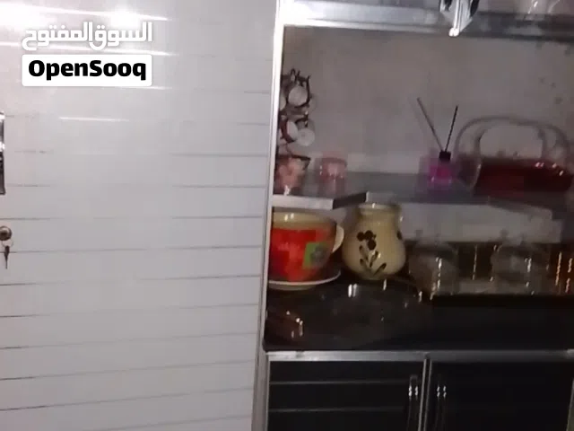 مطبخ المنيوم متكامل مع الجرانيت والمغسول و2 كبتات رفوف كبيرة  وطاولة الطعام مع كرسي استعمال أشهر فقط