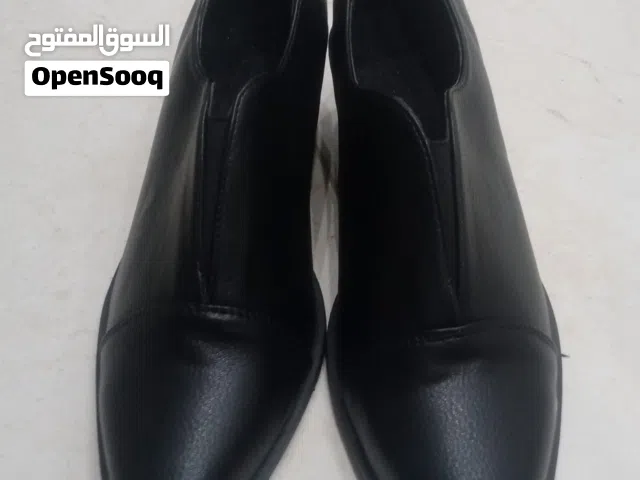 بوت اسود شتوي جديد