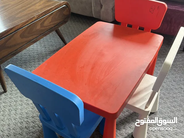 طاولة لعب للاطفال مع 3 كراسي