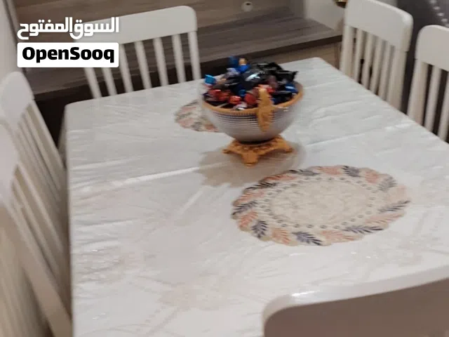 طاوله طعام بيضاء مؤلفه من 6 كراسي ومعها مكتبه جميله  و طاوله بيضاء متر ونص ب متر