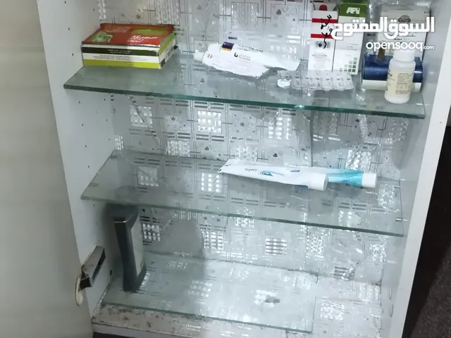 صيدليه مقاس كبير الطول متر والعرض نص متر خشب والارفف من الداخل زجاج السعر 20الف