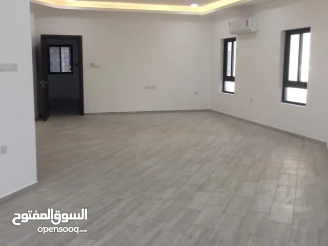 مكتب للإيجار بإطلالة بحرية