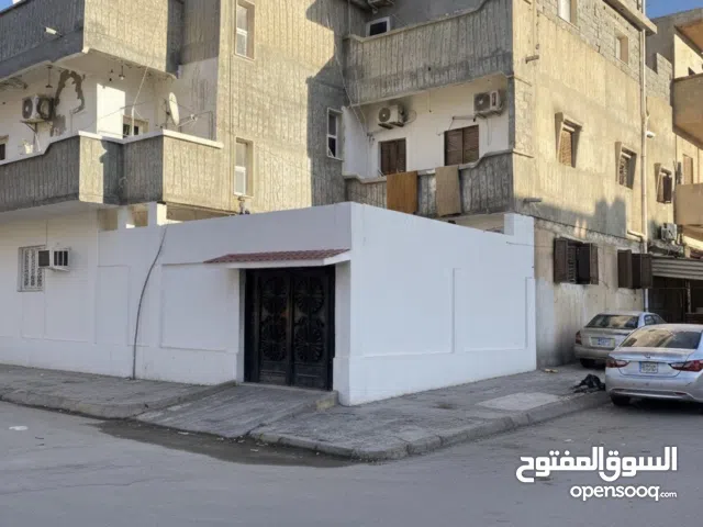 مبنى للبيع مكون من اربعه شقق و محل مواد غذائية ، واجهتين و طريق قطران قريب من كل الخدمات