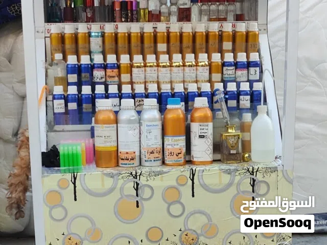 ميز عطور بدون عطور مع عربانه حديد للبيع