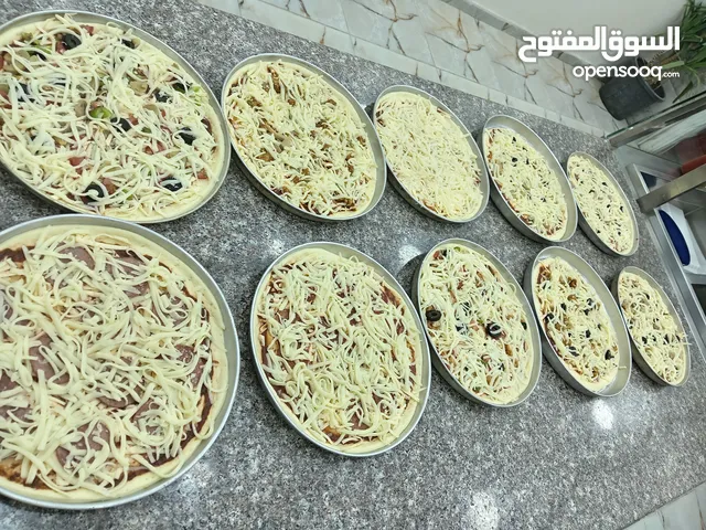 محل بيتزا ومعجنات للبيع
