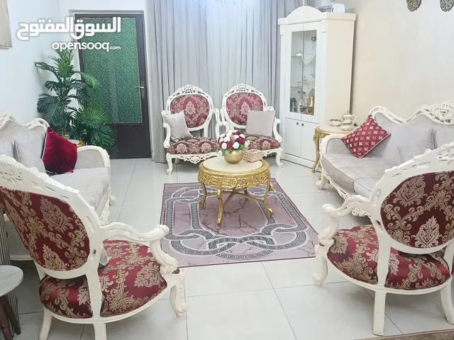 طقم كنب حفر زان ملوكي للبيع ، مستعمل بحالة ممتازة