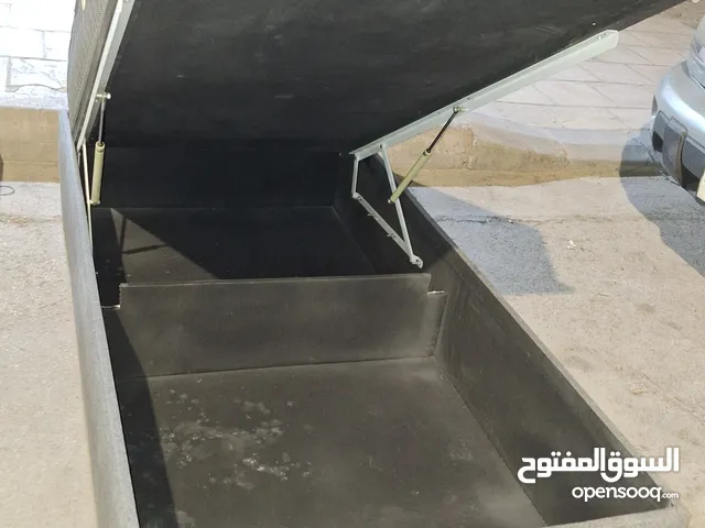 تخت مفرد تفصيل بوكس مع هيدروليك تخزين مع فرشة زنبركية طبية بحالة ممتازة