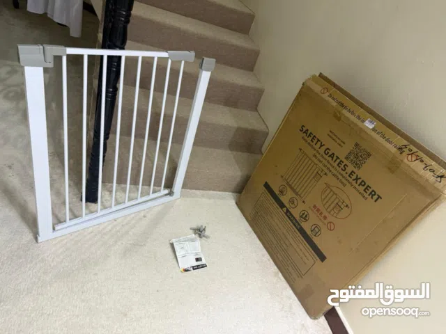 حاجز لمنع الاطفال من صعود الدرج