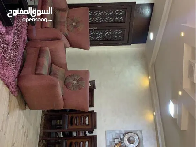 طقم كنب + طاولة وسط + طاولة تلفزيون للبيع بشكل مستعجل