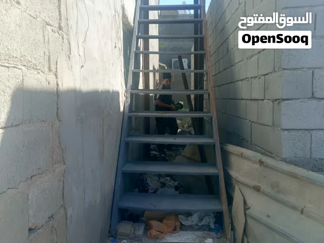 درج حديد الطول 5متر والعرض متر 15بايه وياه سقيفه كامله وصحن كله جنل
