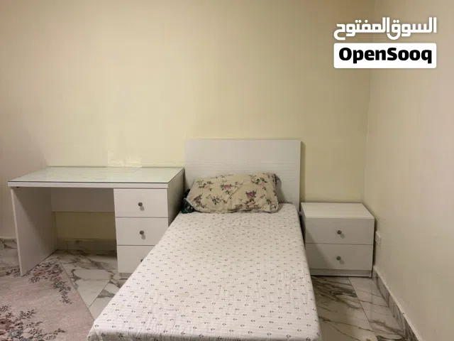 غرفة نوم بيضاء