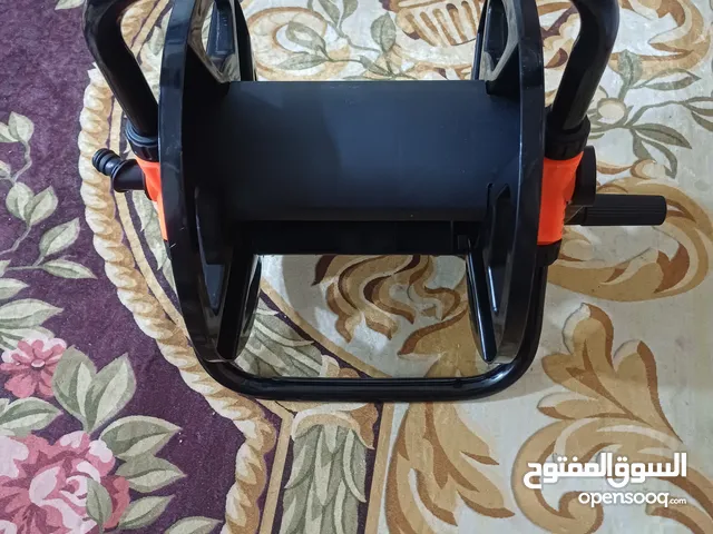 بكرة للف صوندة المي مع امكانية الرش وهي ملفوفة تصلح لمن لديه كراج كبير او حديقة كبيرة