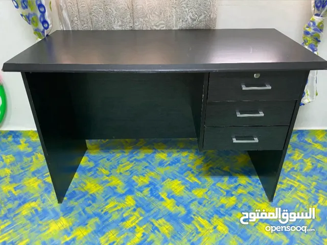 مكتب وكرسي للبيع بداعي السفر