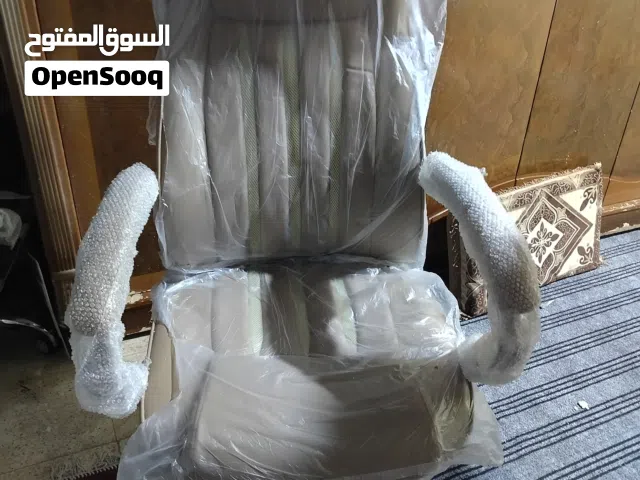 كرسي جلد مكتبي جديد صار اسبوع من اخذتهم نضافه 100%سعره 130الف من خذيته اريده ب80قفل الي يريده يتواصل