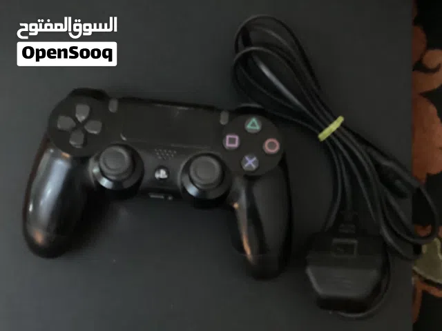 بلي ستيشن فور ربي يبارك معاه يد اصلية من شركة سوني مش كوبي تسوى حقها عيبها اليد زر R2 يبي تساوي