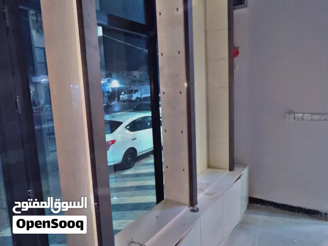 رفوف وميوزة جدد استعمال قليل جداً بسعر مناسب