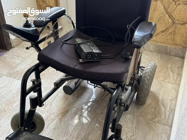كرسي كهربائي متحرك بحالة الوكالة + حوض سمك + زينته للبيع