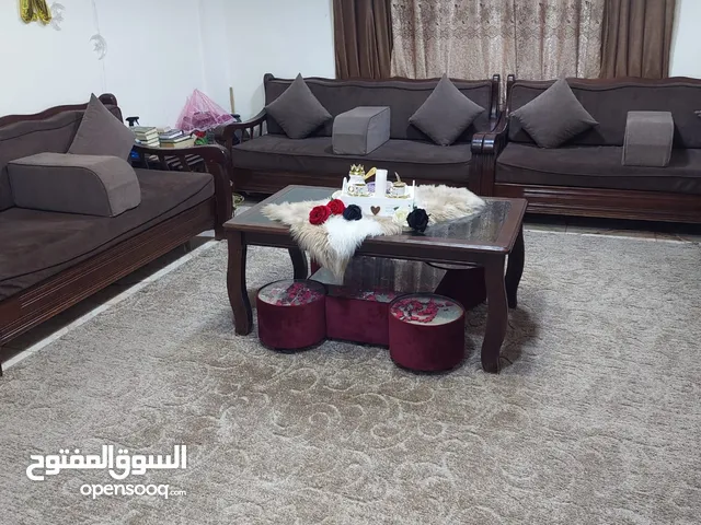 صوفايات مع بردايه وطاوله كبيره وطقم طربيزات وموكيته للبيع بحال الجديد