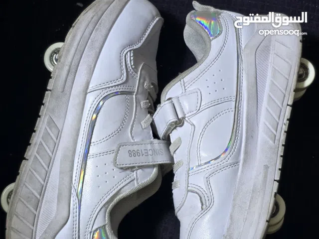 حذاء مع عجلات للبنات و الاولاد  10 - 12 سنة مقاس 39