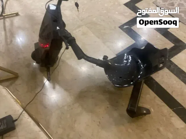 سكوتر درفت لل بيع في الشاحن و ايضا مفتاحين و ايضا فيه بلوتوث