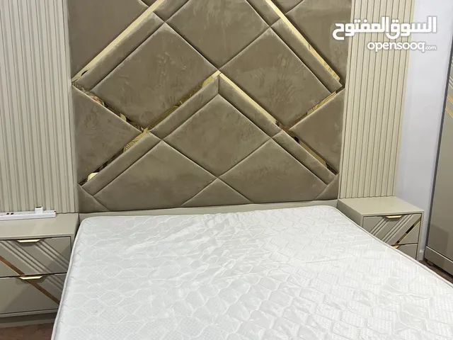 غرفه نوم مع مفرش شبه جديده