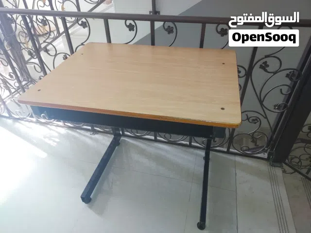 طاوله كبيره للدراسة بحاله ممتازه يمكن تفكيكها وتركيبها .