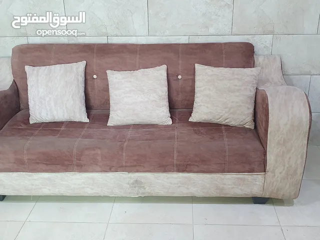 طقم كنب مكون 7 مقاعد وطاولة وسط