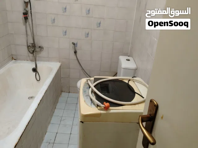 غسالة ملابس نظيفة تشتغل وامورها تمام