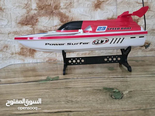 زورق شحن مع مسدس ماء