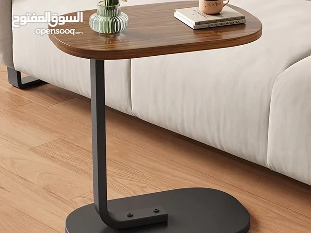 طاولة جانبية بتصميم بيضوي