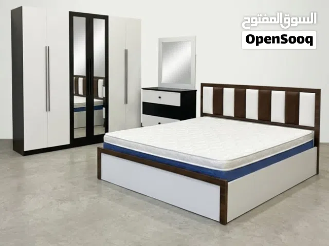 طقم غرفة نوم حديث – سرير + طاولات جانبية + خزانة + مرآة تسريح