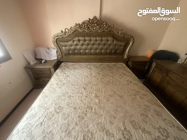 غرفه نوم كامله  سرير قياس كبير 2*2  تسريحه   2 كومدينه  خزانه ملابس