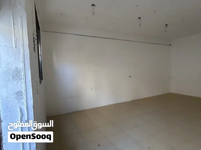 للإيجار – محلات تجارية بموقع حيوي في الهاشمي الشمالي / مجمع البياري التجاري