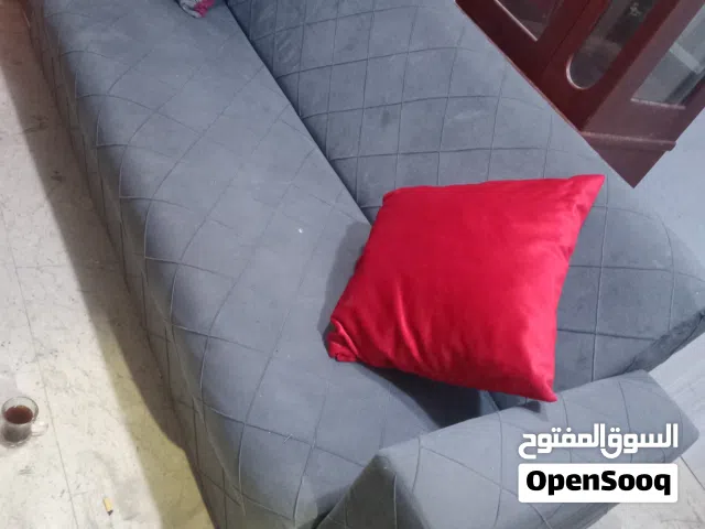 كنبة ثلاثية إيطالي الصنع حاجة منظمة تنفتح سرير وفيها تخزين للبيع بسعر حررررررررررررق